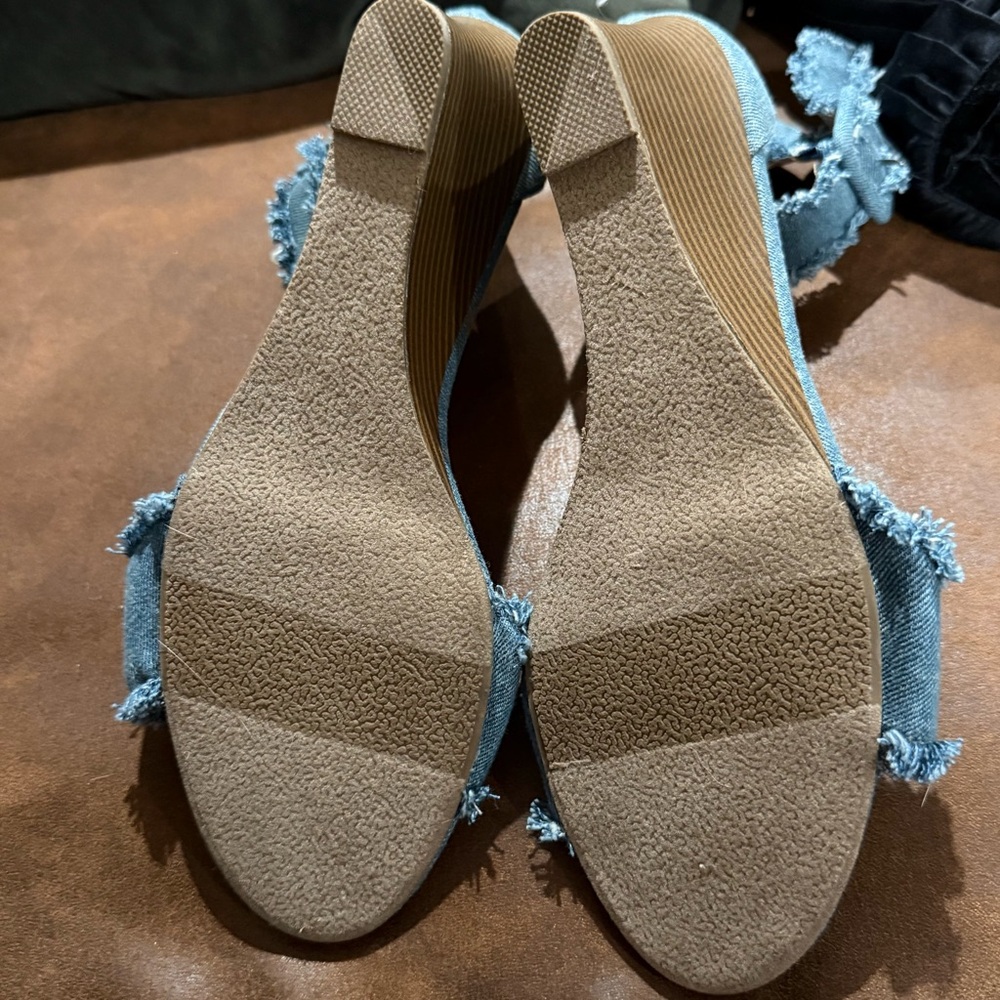 🆕 NY&Co Frayed Blue Denim Ankle-Strap Wedge Sandals - Picture 4 of 12